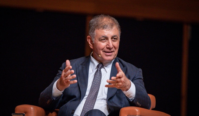 Tugay’dan “Sürdürülebilirlik” Masalı: Çöpler Dağ Gibi, Körfez Pis, Yol Çukur Ama Rapor Var!